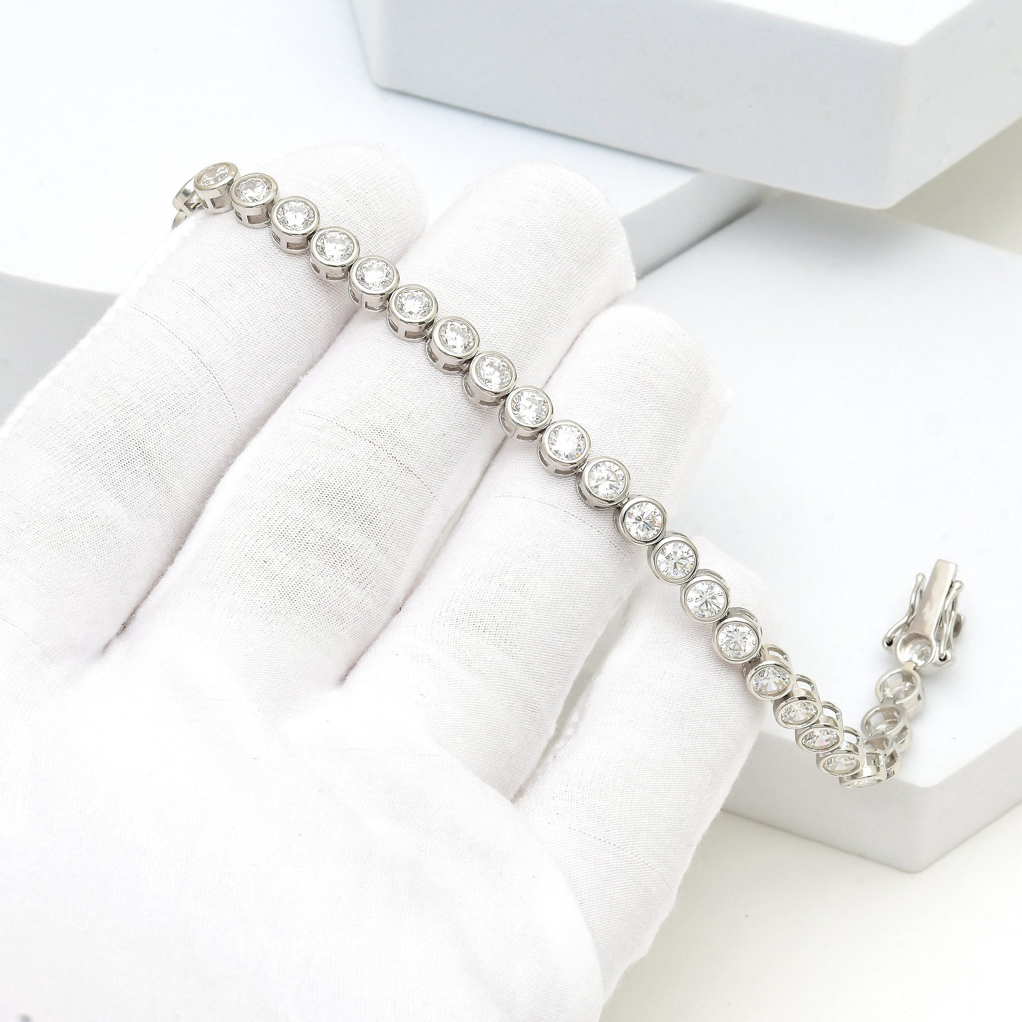 Elegant round tennis bracelet in hypoallergenic sterling silver