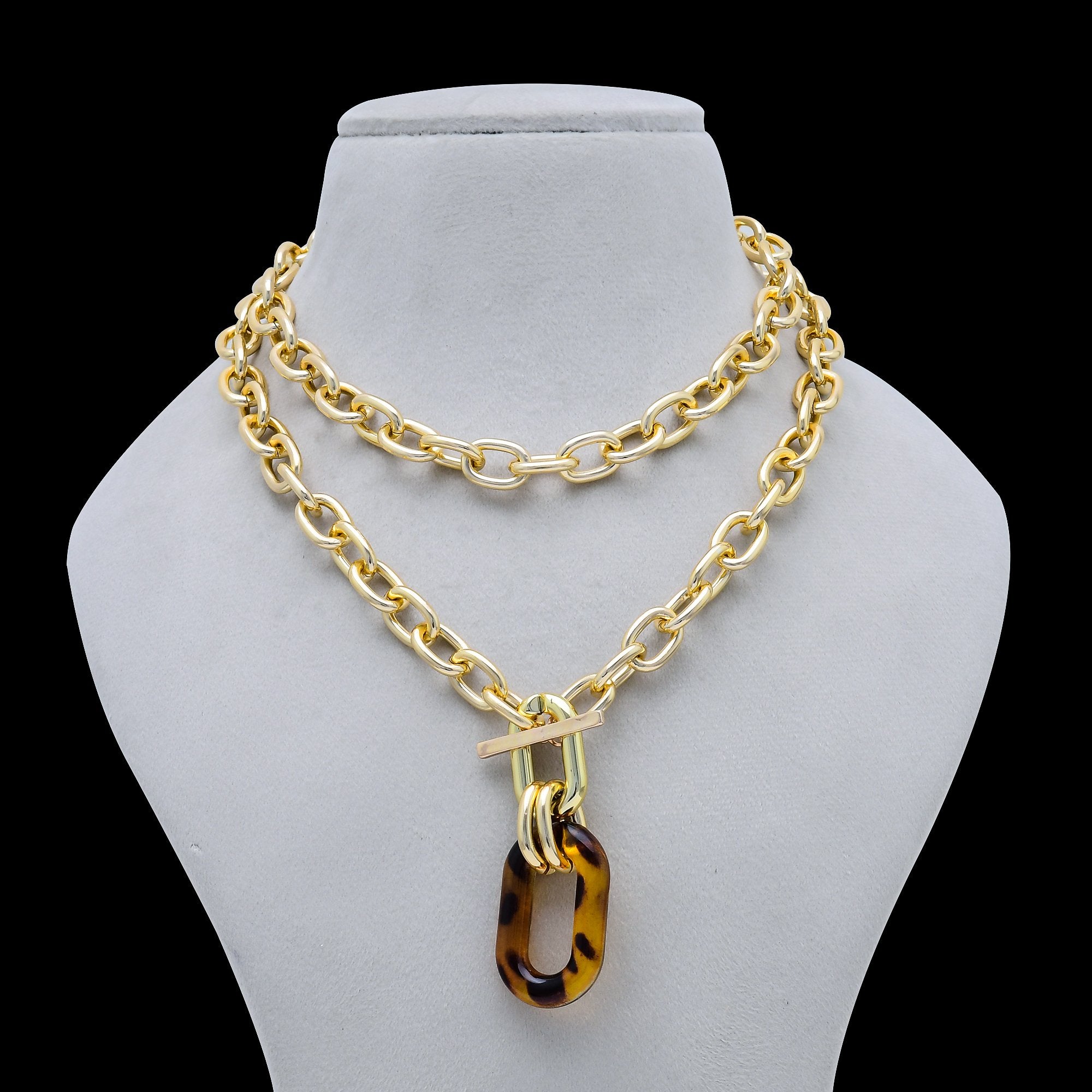 Women's geometric acrylic pendant necklace with premium chain design by Civaro