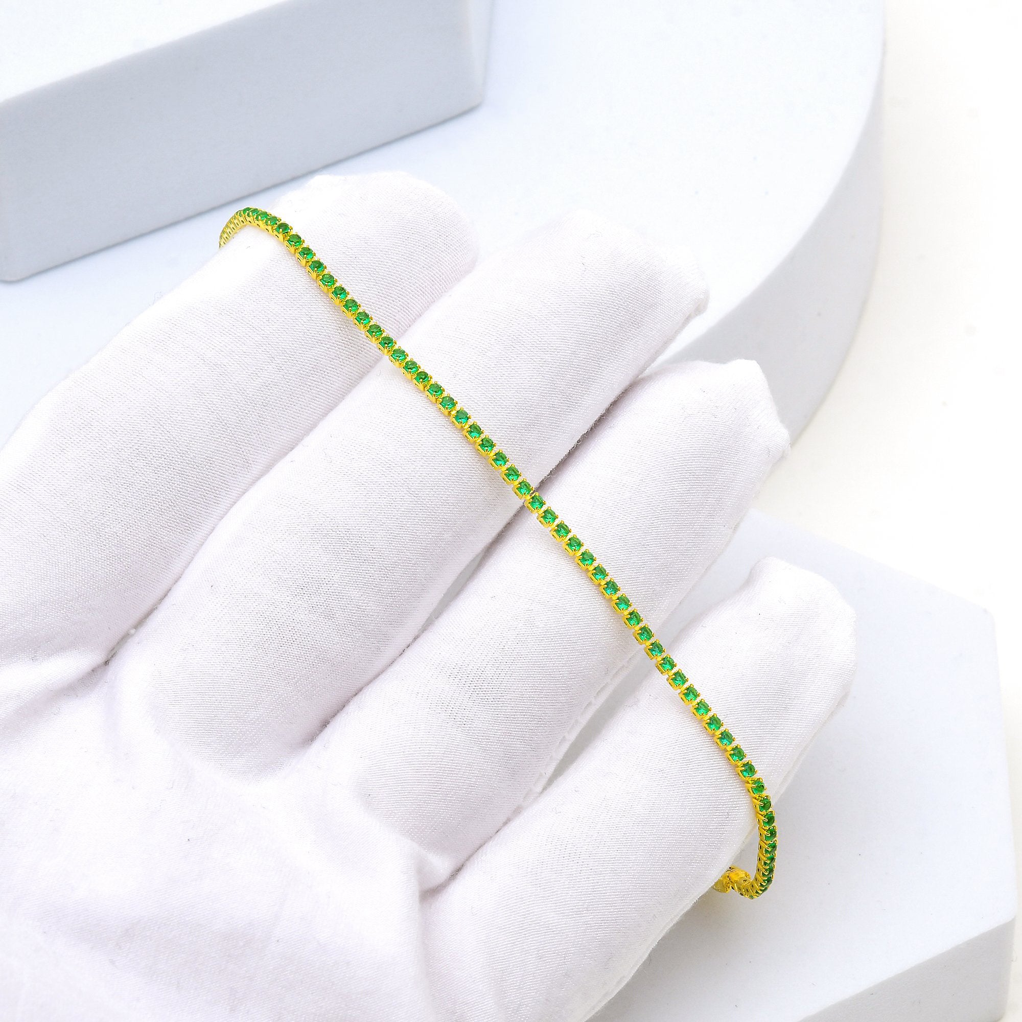     Women’s minimalist tennis bracelet in gold stainless steel.