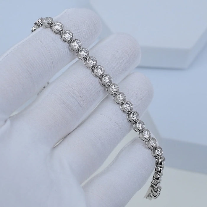 ORBIT Round Tennis Bracelet rotating to show bezel-set silver detailing
Close-up motion of rhodium plated tennis bracelet reflecting light
Minimal unisex bracelet in sterling silver showing continuous sparkle movement