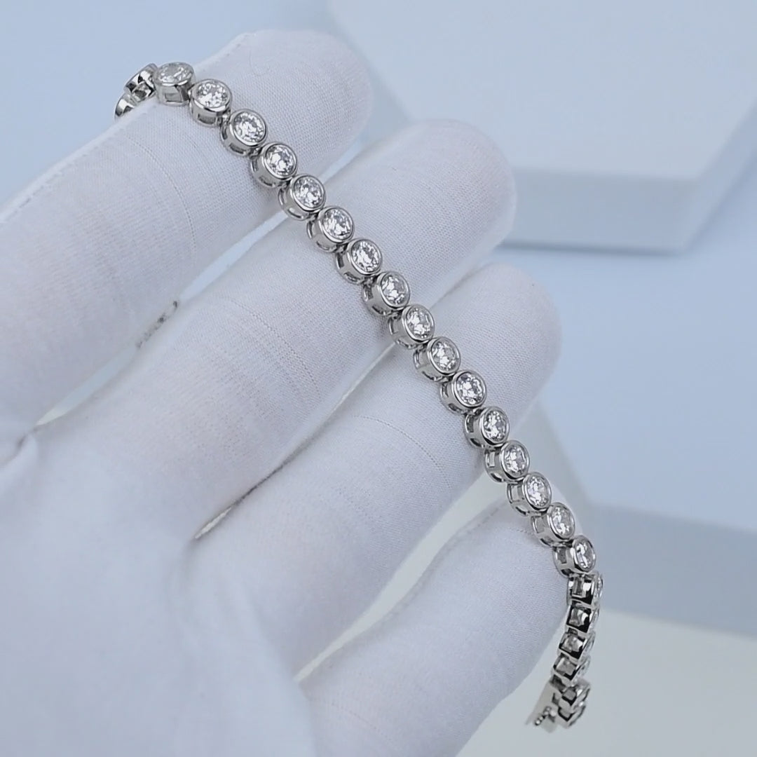 ORBIT Round Tennis Bracelet rotating to show bezel-set silver detailing
Close-up motion of rhodium plated tennis bracelet reflecting light
Minimal unisex bracelet in sterling silver showing continuous sparkle movement