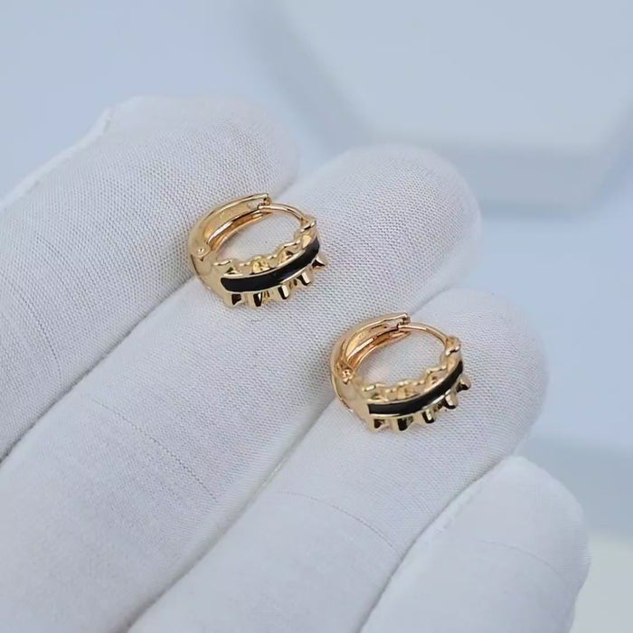 ONYX Rose Mini Hoops rotating to show black enamel and rose gold contrast finish
Close-up motion of minimal hoop earrings highlighting dual-tone detailing
Everyday mini hoops reflecting light in clean minimal movement