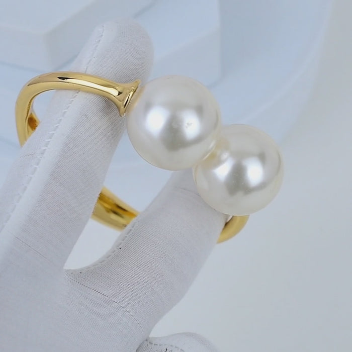 Video showing the effortless functionality of the hinged clasp and the deep luster reflections on the oversized pearls of the Juno Bangle